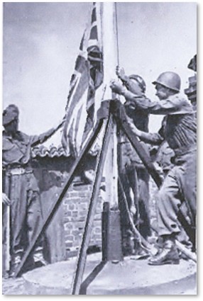 26. Mai 1945, Auf dem Uenglinger Tor wird die amerikanische Flagge eingeholt und die britische gehisst