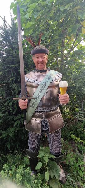 Der Stendaler Roland serviert am 1. August in der "Grünen Laterne" Bier Roland, Tag des Bieres 010825