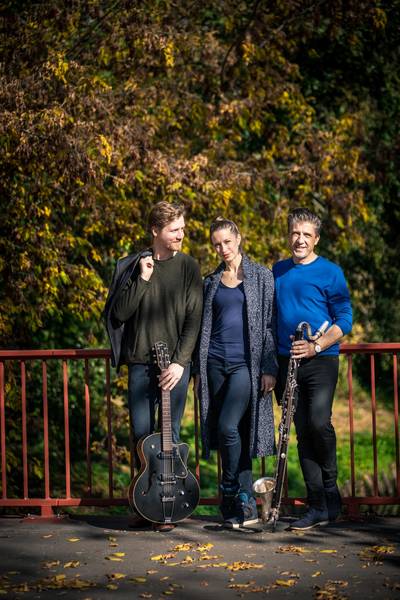 Unter dem Motto „Jazz & Lyric“ gastieren Caroline Lux, Philipp Wiechert (links) und Falk Breitkreuz am Sonntag, 28. September, um 17 Uhr im ehemaligen Gertraudenhospital Stendal. CPF CR DavidBeecroft
