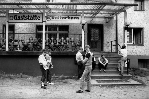 pressebild ausstellung voll der osten klein