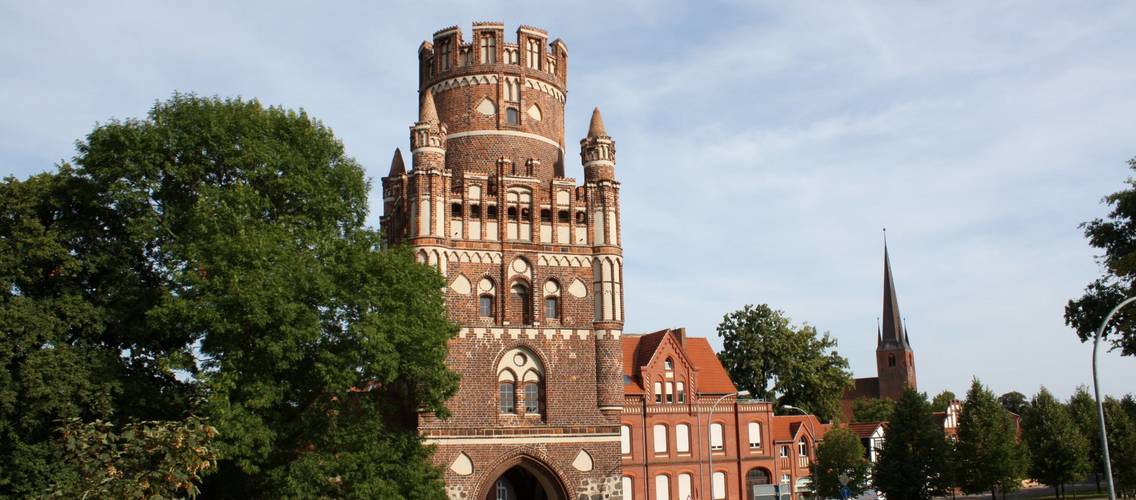 Das Uenglinger Tor mit Kirche im Hintergrund