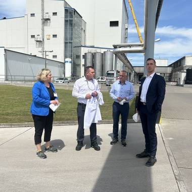 Oberbürgermeister Bastian Sieler, Wirtschaftsförderin Sandra Slusarek mit den Vertretern aus der Geschäftsführung von Elb-Milch